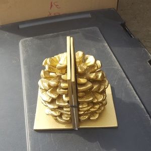 Brand new pine cone book ends